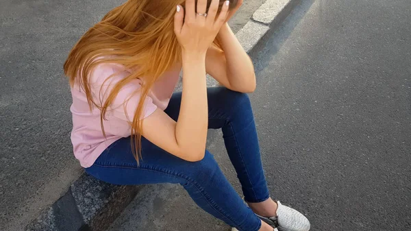 Woman Sitting Sidewalk Holding Her Head Victim Mess Call 911 — Stock Photo, Image