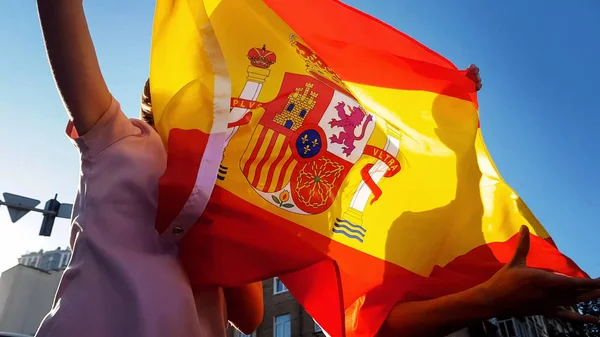 Spanyol Taraftarları Milli Futbol Takımı Nın Zaferini Kutluyor Bayrağı Ile — Stok fotoğraf