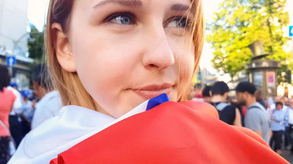 Hermosa Joven Con Bandera Nacional Sonriendo Celebración Del Día Independencia — Foto de Stock