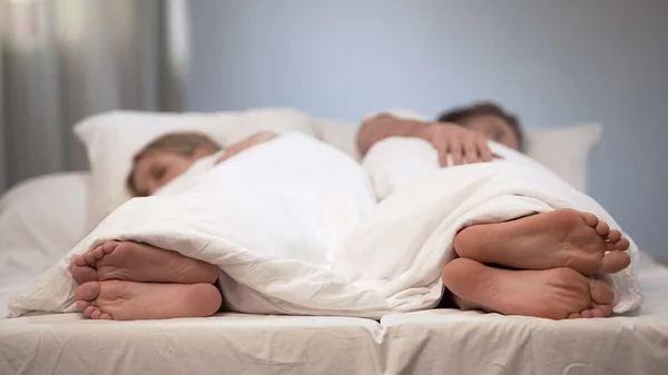 Jovem Mulher Dormindo Costas Para Trás Conflito Cama Relacionamento Casal — Fotografia de Stock
