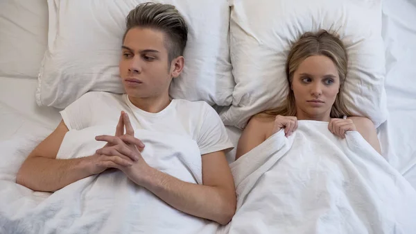 Embarrassed Shy Young Couple First Intimacy Bed Inexperience — Stock Photo, Image