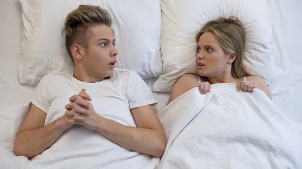 Young Couple Looking Shocked First Experience Bed Lack Sex Education — Stock Photo, Image