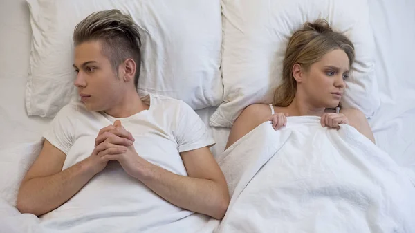 Couple Cant Look Each Other First Experience Bed Embarrassment — Stock Photo, Image