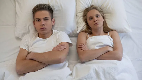 Zdenerwowany Młoda Para Leżąc Łóżku Problemy Seksualne Stosunki Nieporozumienie — Zdjęcie stockowe