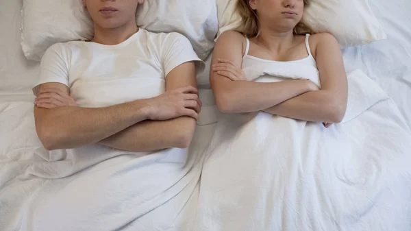 Ζευγάρι Ξαπλωμένο Στο Κρεβάτι Μετά Από Καβγά Βλέπουν Άλλο Θυμωμένα — Φωτογραφία Αρχείου
