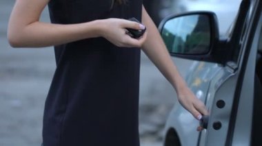 Onu, kendini, uyuşuk korumak için hazırlık saldıran kadın rebuffing soyguncu