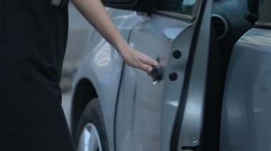Sigara korunan otopark, arazilerin hâkim içinde manyak saldıran savunmasız kız