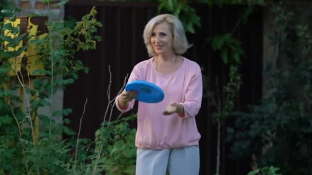 Fröhliche Ältere Frauen Verbringen Zeit Freien Genießen Warme Tage Mit — Stockvideo