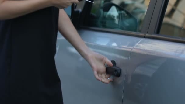 Ladrão Agressivo Pressionando Menina Para Carro Roubando Dinheiro Jóias Carjacking — Vídeo de Stock
