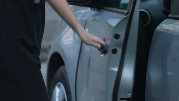 Maniaco Atacando Chica Indefensa Estacionamiento Vigilado Invasión Honor — Vídeos de Stock