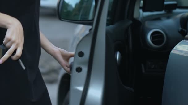 Gángster Atacando Señora Estacionamiento Con Arma Intento Testigo Caso Penal — Vídeos de Stock