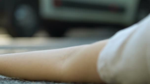 为躺在路上的妇女提供急救 检查脉搏 紧急情况的男性 — 图库视频影像