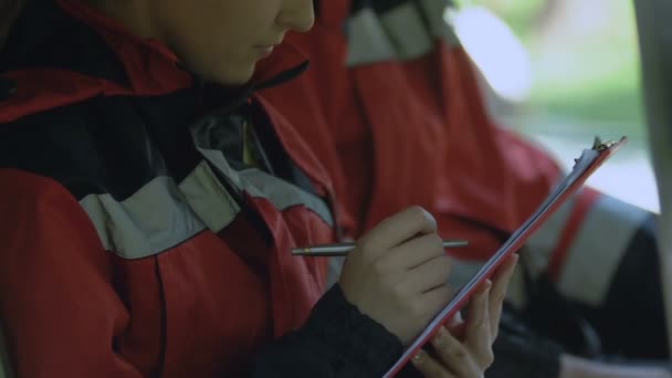 Carte Riempimento Paramediche Femminili Ambulanza Sorridenti Alla Macchina Fotografica Pronto — Video Stock