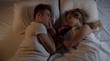 Birbirimizi yatakta arıyorum, el ele tutuşarak yeni evliler gülümseyen, yumuşak çarşaflar sakin ol