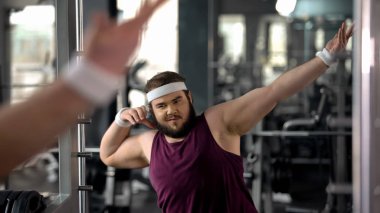 Ayna, ağırlık kaybı sonuçlardan memnun trendy şişman adam gösteren dab hareket