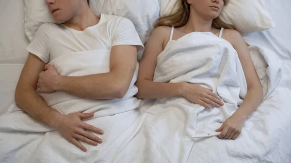 Απογοητευμένος Ζευγάρι Ξαπλωμένη Στο Κρεβάτι Γυναίκα Που Κρατά Θετικό Τεστ — Φωτογραφία Αρχείου