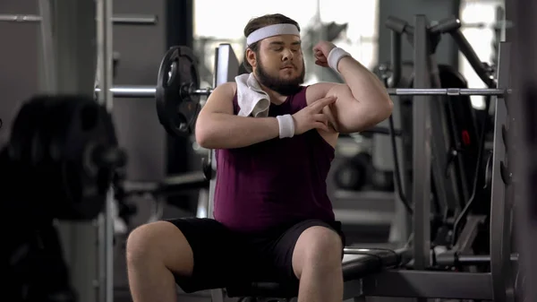 Hombre Gimnasio Fingiendo Ser Atlético Mirando Bíceps Motivación Entrenamiento —  Fotos de Stock