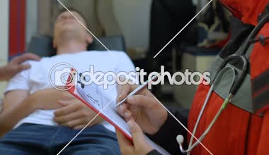 Hastane, kadın doktor kamera için poz için hasta taşıyan ambulans ekibi