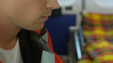 Erkek Sağlık görevlisi kadın hasta sedyede ambulansta yalan destekleyen Bakımı