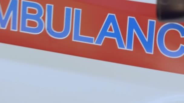 Sjukvårdare Besättningen Att Komma Ambulansen Läkare Till Sjuk Patient 911 — Stockvideo