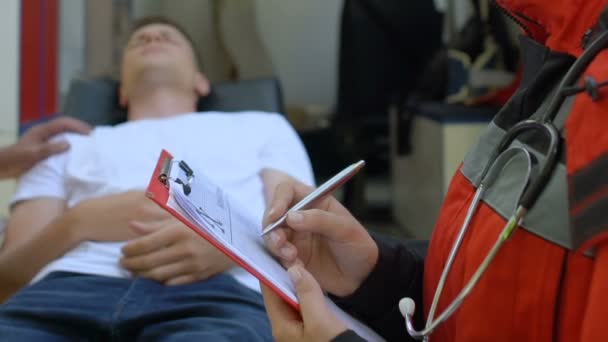 Equipaggio Ambulanza Che Trasporta Paziente Ospedale Medico Donna Posa Telecamera — Video Stock