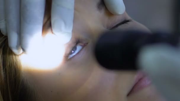 Luz Paramédica Brillante Los Ojos Del Paciente Para Comprobar Los — Vídeo de stock