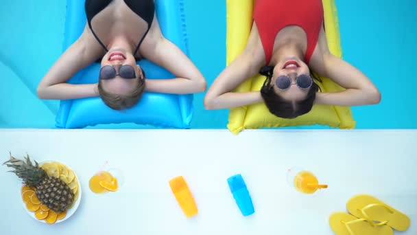 Twee Sexy Jonge Vrouwen Ontspannen Matrassen Zwembad Nemen Sunbathes — Stockvideo