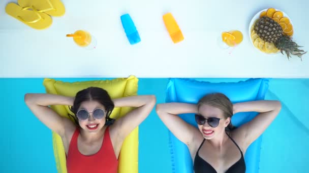 Dos Mujeres Riendo Piscina Vista Superior Disfrutando Vacaciones Verano Complejo — Vídeo de stock