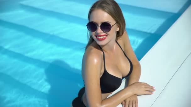 Sexy Frau Bikini Genießt Den Sommer Swimmingpool Luxushotel — Stockvideo