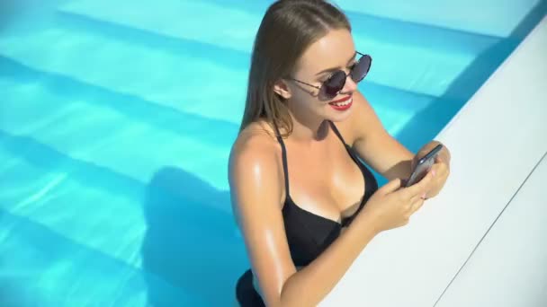 Mujer Feliz Con Teléfono Inteligente Piscina Vacaciones Verano Aplicación Viaje — Vídeos de Stock