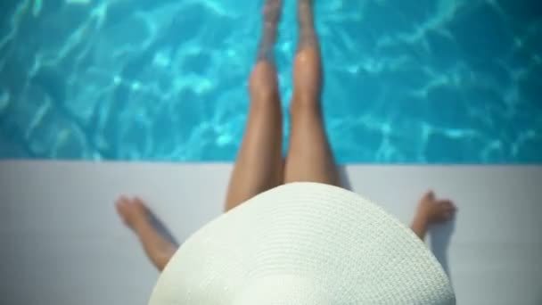 Mujer Joven Juguetona Sombrero Relajante Piscina Balneario Vista Superior — Vídeo de stock