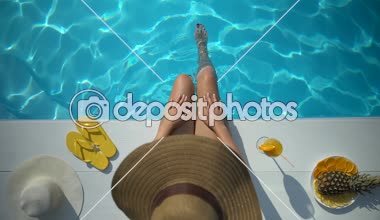 Pürüzsüz depilated bacaklar dokunmadan yaz günü beach resort hotel, kadının