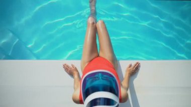 Bayan bronzlaşma ve havuzu yaz tatillerini, üstten görünüm üzerinde rahatlatıcı seksi bikini