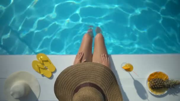 Mulher Sexy Chapéu Sentado Beira Piscina Desfrutando Férias Verão Resort — Vídeo de Stock