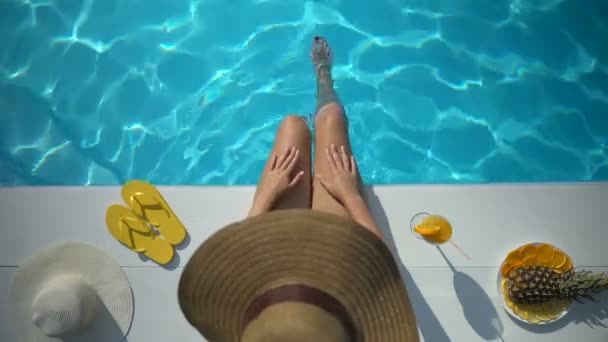 Mujer Disfrutando Día Verano Hotel Resort Playa Tocando Suaves Piernas — Vídeo de stock