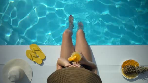 性感的女人与理想的身体坐在池畔和喝鸡尾酒 顶视图 — 图库视频影像