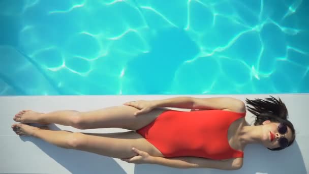 Mulher Bonita Swimwear Vista Superior Quente Senhora Banhos Sol Perto — Vídeo de Stock