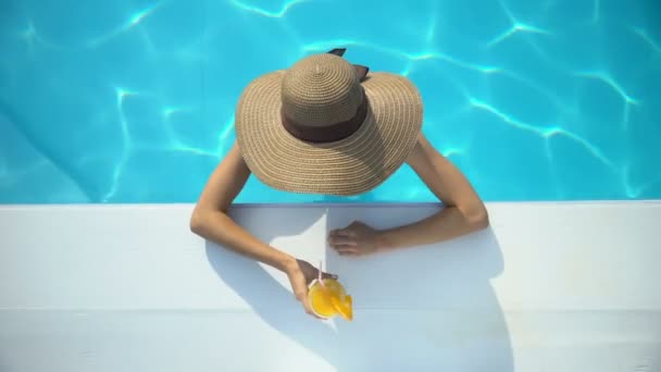 Junge Frau Mit Elegantem Hut Schwimmt Pool Und Genießt Köstlichen — Stockvideo