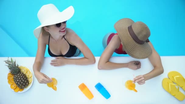 Duas Mulheres Bonitas Arrepiando Piscina Rindo Férias Verão Vista Superior — Vídeo de Stock