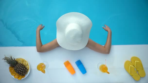 Mujer Sombrero Que Enfría Piscina Bajo Sol Caliente Relajarse Complejo — Vídeos de Stock