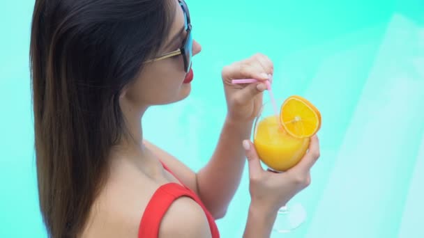 Jovem Sexy Atraente Desfrutando Coquetel Festa Piscina Férias Verão — Vídeo de Stock