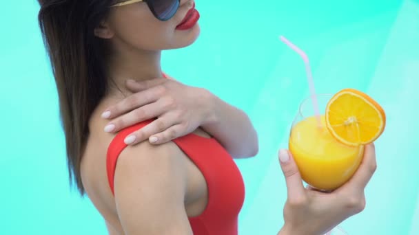 スイミング プール リラクゼーションに近い新鮮なカクテルを飲む若い美人 — ストック動画