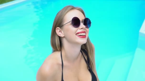 有吸引力的年轻女子与美丽的长发微笑在游泳池附近 — 图库视频影像