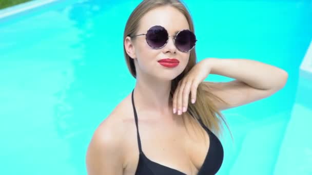 プールの近くの休暇を楽しんで美しい長い髪を持つ若い女性 — ストック動画
