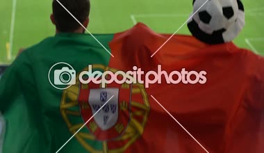 Futbol hayranları Portekizce ile bayrak atlama ve oyun Stadyumu'nda, izlerken uyuşuk