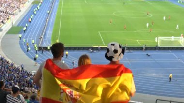 Atlama ve futbol Stadı nda izliyor İspanyol bayrağı sarılı hayranları uyuşuk