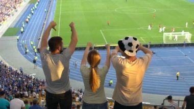 Stadyum, başparmağını aşağı, uyuşuk oyun ile şikayetçi gösterilen futbol taraftarları
