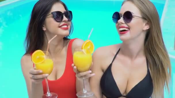 Beautiful Women Laughing Celebrating Drinking Cocktails Swimming Pool — Stock Video