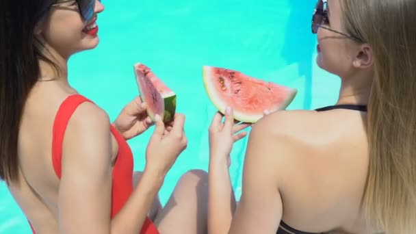 Donne Sexy Ridendo Mangiando Anguria Vicino Alla Piscina Vacanze Estive — Video Stock