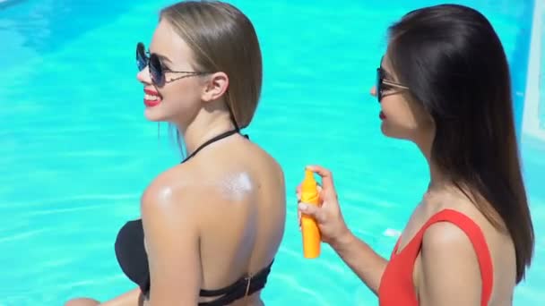 Señoras Usando Crema Protección Solar Sonriendo Posando Cerca Piscina Fiesta — Vídeos de Stock